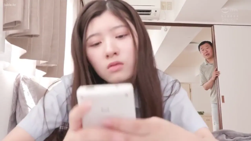 坐姿 · 面部 · 校服 · 专注 · 卧室 · 手机 · 偷窥 · 玩手机