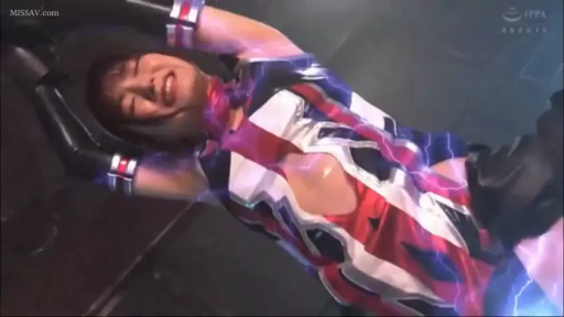 室內 · 面部特寫 · 痛苦 · 束縛帶 · 躺卧 · 紧身衣 · 呼喊 · 电光特效