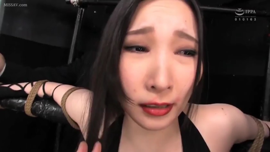 室内 · 顔部のクローズアップ · 黑色挂脖装