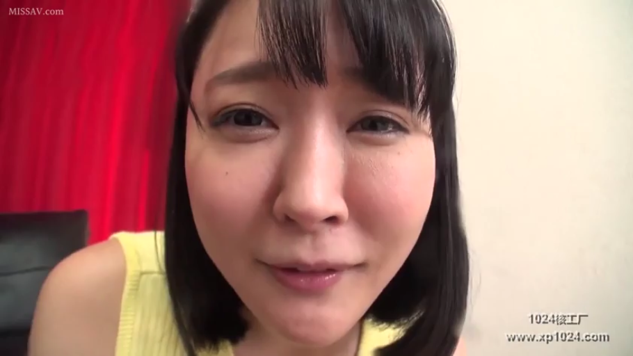 室内 · 脸部特写 · 微笑 · 注视 · 前倾 · 黄色吊带 · 视角诱惑