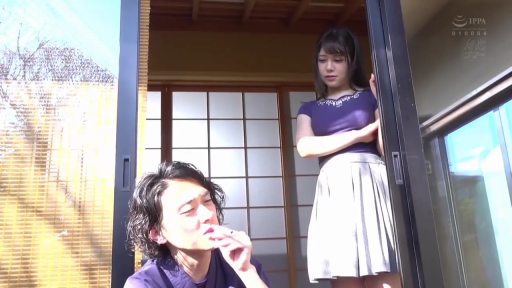 站立 · 抽烟 · 障子门 · 中景 · 平静 · 日常服装 · 户外日光 · 日式住宅