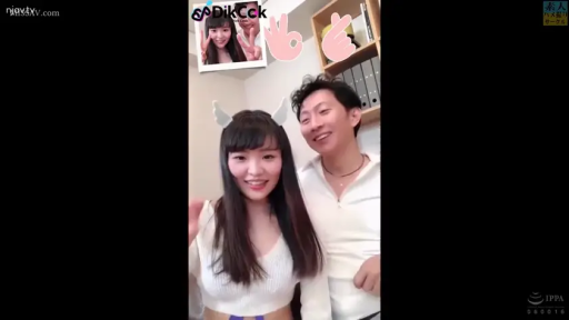 室内 · 半身 · 男女同框 · 並んで立つ · 白色针织衫 · 甜美笑容 · 对镜自拍 · 虚拟贴纸