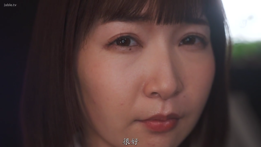 Indoor · 平静 · 面部特写 · 短发 · Everyday Clothing · 正面注视 · 静态拍摄