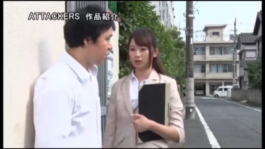 站立 · 半身 · 对话 · 职业装 · 剧情 · 认真 · 文件夹 · 户外