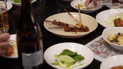 室内 · 不悦 · 站立 · スーツ · 顔のクローズアップ · 沉默 · 灯泡 · 职场女装