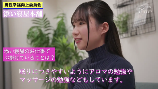 中景 · 面对镜头 · 客厅 · 靠枕 · 端坐 · 开朗 · 深蓝色高领毛衣 · 宣传边框