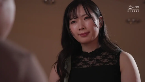 室内 · 面部 · 站立 · 微笑 · 注视 · 长发 · 黑色蕾丝衣