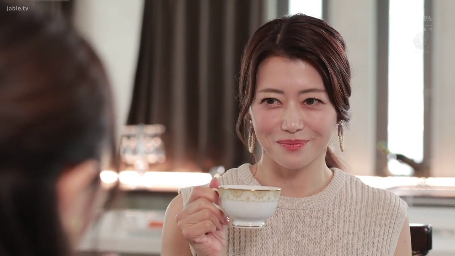 室内 · 坐姿 · 交谈 · 严肃 · 脸部特写 · 无袖针织衫 · 咖啡杯 · 成熟女性