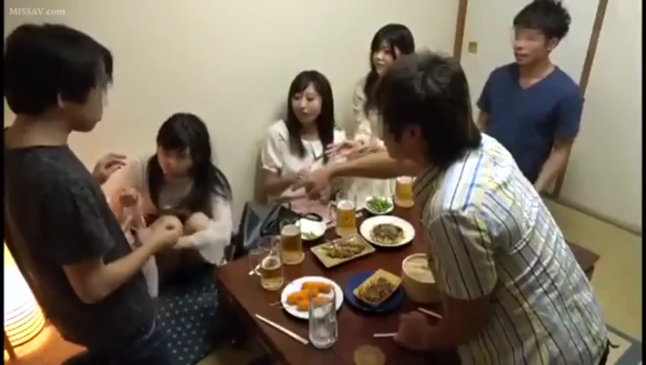 Medium shot · 自然 · wine glass · Casual wear · 居酒屋 · 聚餐 · 围坐 · 多人聚会