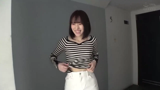 走廊 · 站立 · 中景 · 短发 · 开朗笑容 · 露腹 · 白色裤子