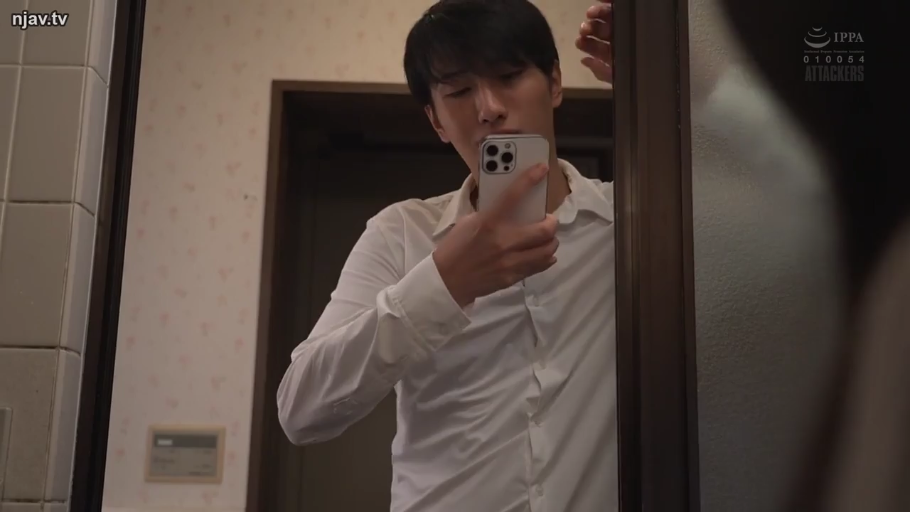 室内 · 专注 · 站立 · 白色衬衫 · 半身 · 手机 · 自拍 · 男性