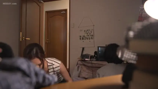 蹲姿 · 自然 · 室内房间 · 收纳盒 · 居家氛围 · 低头动作 · 条纹无袖衫 · 室内中景