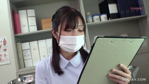 低头 · 护士服 · 专注 · 办公室 · 面部特写 · 写字板 · 日本 · 查看资料