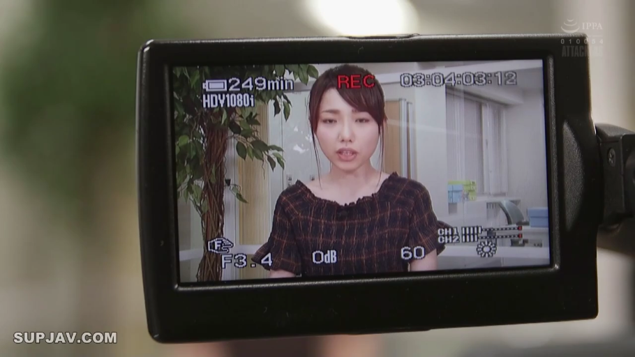 室内 · 真剣 · 顔 · 正面 · 说话 · 摄像机 · 格子短袖 · 录像画面