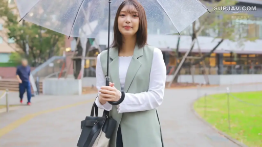 站立 · 微笑 · 半身 · 透明雨伞 · 街拍 · 户外公园 · 撑伞 · 浅绿色长款马甲