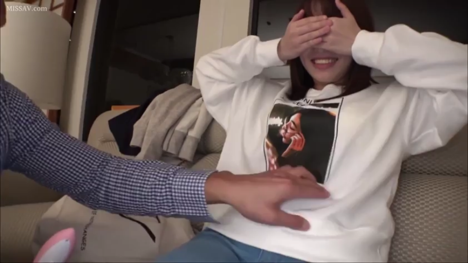 室内 · 坐姿 · 躯干 · 抚摸 · 笑容 · 按摩器 · 卫衣