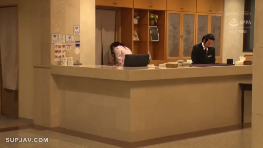 站立 · 电脑 · 自然 · 职业装 · 远景 · 工作 · 酒店前台