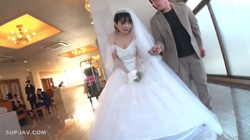 Sitting Posture · Uncomfortable · 婚纱 · 遥控器 · 整体 · 酒店大厅 · 遥控操作 · 婚礼题材