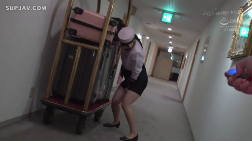 酒店走廊 · POV视角 · 行李车 · 隐忍痛苦 · 酒店制服 · 半蹲姿势 · 推行李车