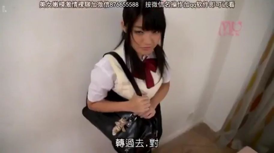坐姿 · 单人 · 卧室 · 展示 · 迷离 · 中景 · 台灯 · 粉色露乳内衣