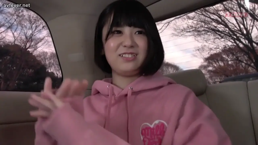 坐姿 · 面部特写 · 交流 · 车内 · 短发 · 露齿笑 · 粉色连帽衫