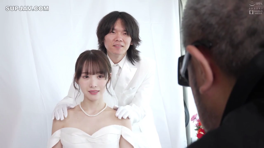 微笑 · 上半身特写 · 摄影棚 · ウェディングドレス · 男站女坐 · 拍照合影