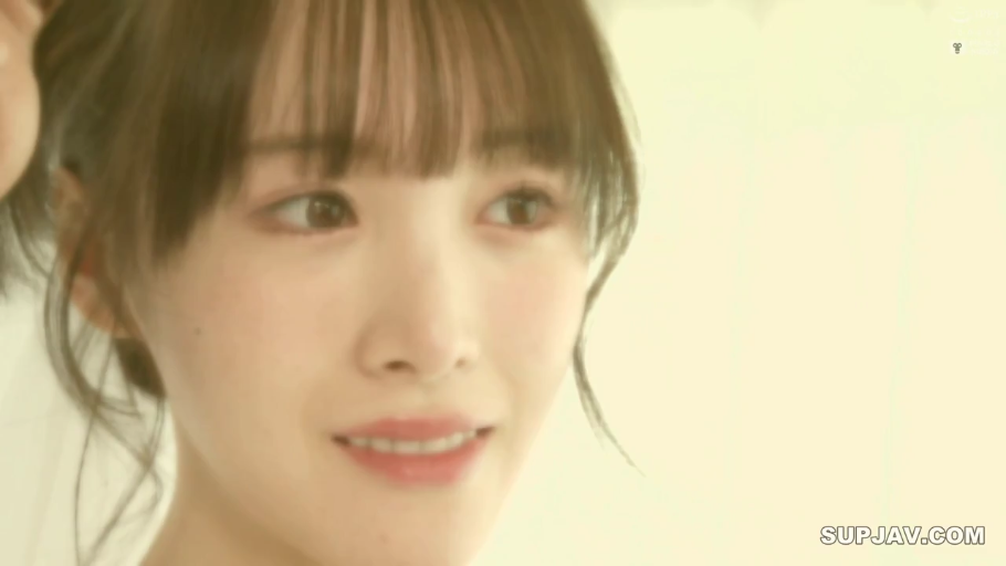 室内 · 脸部特写 · 微笑 · 白色上衣 · 凝视 · 清纯 · 侧颜