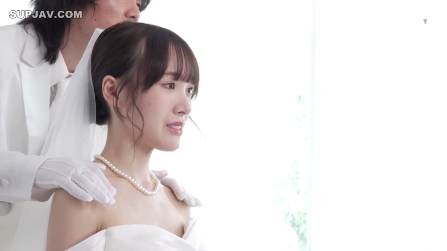 室内 · 憂鬱 · 站立 · 抚摸 · ウェディングドレス · 珍珠项链 · 肩膀特写 · 婚礼