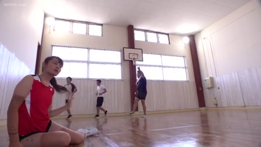 Sitting Posture · Medium shot · 张嘴 · 汗水 · 休息 · 运动服 · 体育馆 · 篮球架