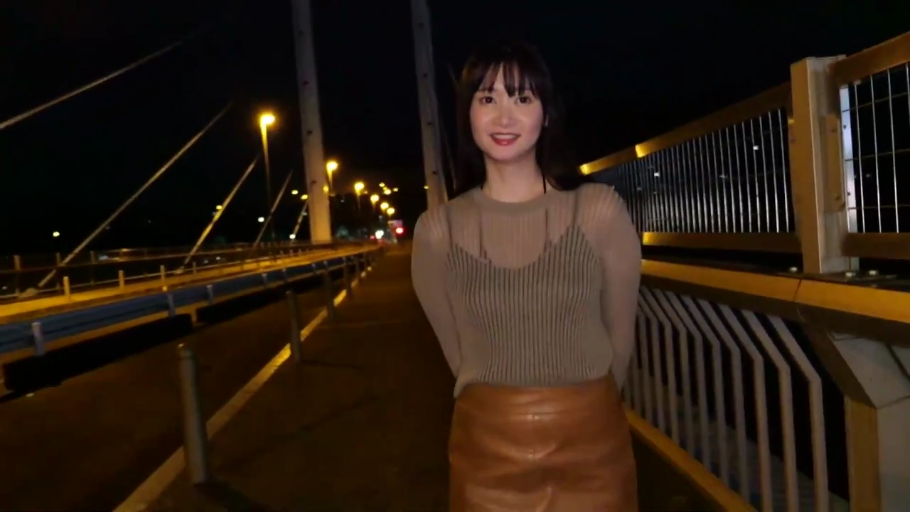 站立 · 微笑 · カメラに向かって · 半身 · 桥上 · 透视装 · 夜晚