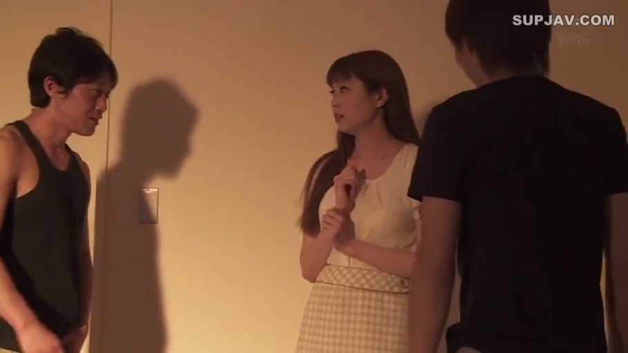 室内 · 站立 · 对话 · 剧情 · 格子裙 · 紧张