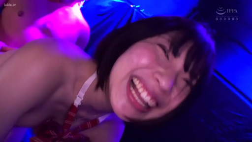 面部特寫 · 侧卧姿势 · 室內暗光 · 极度兴奋 · 张嘴大笑 · 格纹内衣 · 紫色霓虹灯效