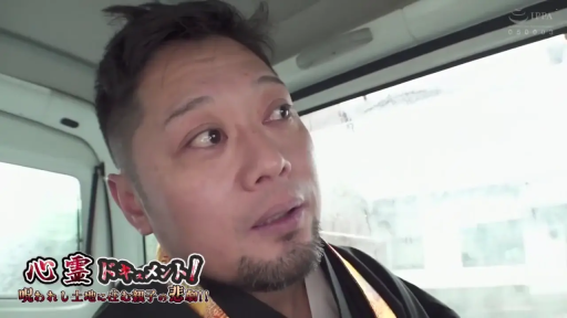 坐姿 · 交谈 · 严肃 · 脸部特写 · 车内 · 大叔 · 僧侣服 · 胡须