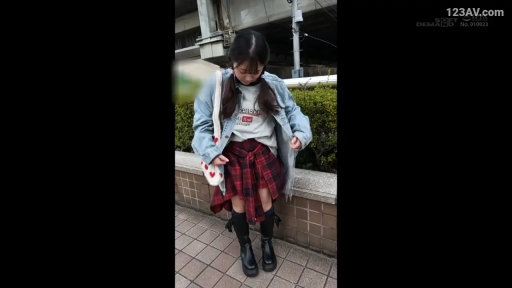 全身 · 站姿 · 微笑 · 注视 · 户外 · 红裙 · 街头 · 心形挎包