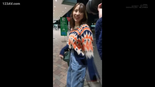 室内 · 站立 · 中景 · 微笑 · 凝视 · 围裙 · 长发
