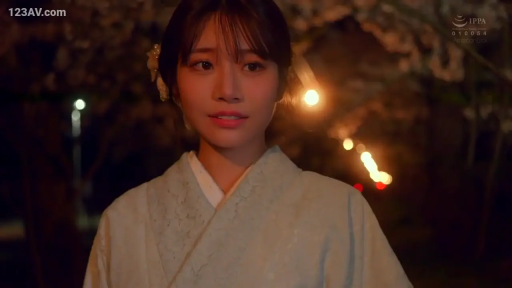 站立 · 微笑 · 顔のクローズアップ · 注視 · 和服 · 发饰 · 户外夜晚