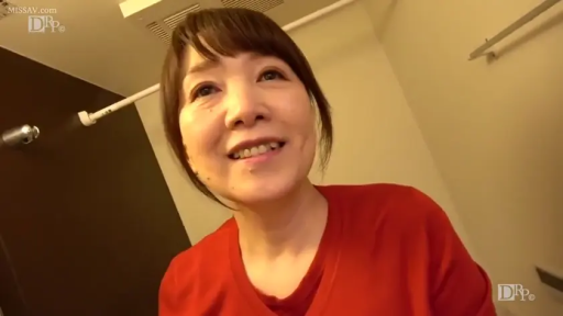 室内 · 脸部特写 · 仰头 · 红色T恤