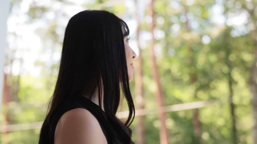 站立 · 平静 · 长发 · 黑色背心 · 侧颜 · 森林 · 远眺