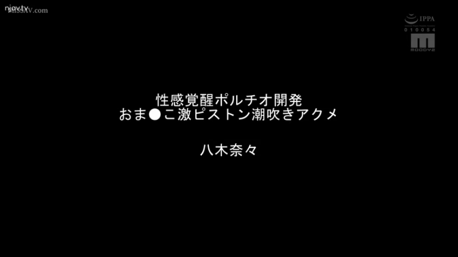 严肃 · 站立 · 展示 · 打码 · 半身 · 户外 · 职业套装 · 文字