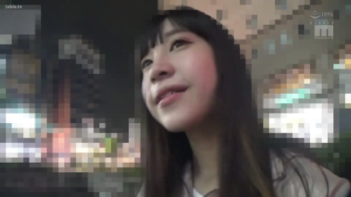 交谈 · 面部 · 站立 · 微笑 · 户外 · 常服 · 夜景