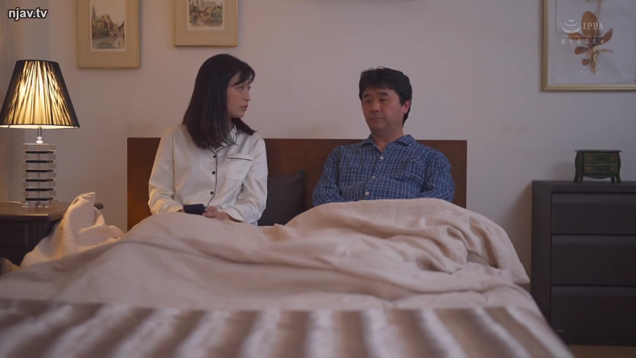 室内 · 坐姿 · 平静 · 面部特写 · 亚洲女性 · 侧头张望 · 白色睡衣