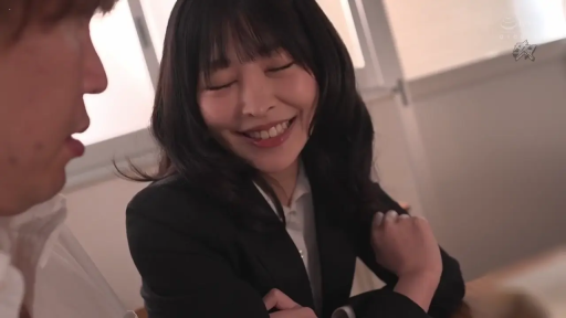 前倾 · 办公室 · 诱惑 · 黑色西装 · 面部特写 · 注视 · 成人电影截图