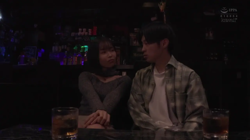 自然 · 並排坐 · 酒杯 · 交流 · 酒吧 · 露肩裝