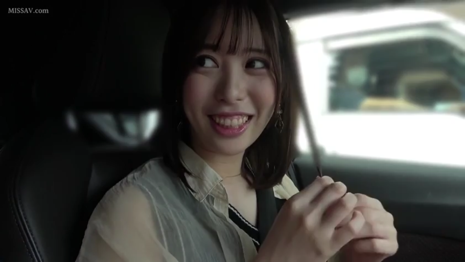 座り姿勢 · 顔部のクローズアップ · 微笑 · シャツ · 车内 · シートベルト · 户外背景 · 整理头发