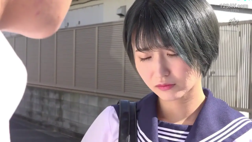 坐姿 · 胸部特写 · 巨乳 · 羞涩 · 室内房间 · 微笑展示 · 黑色漆皮比基尼 · 木质货架