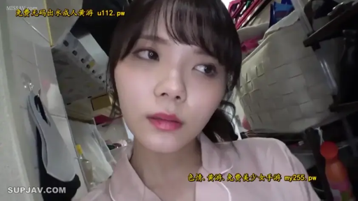 室内 · 脸部特写 · 平静 · 凝视 · 正面 · 亚洲女性 · 粉色睡衣