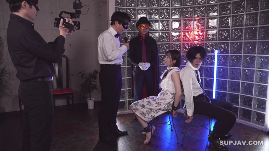 胸部 · 全裸 · 卧室 · 微笑 · 枕头 · 仰卧 · 多人 · 揉奶