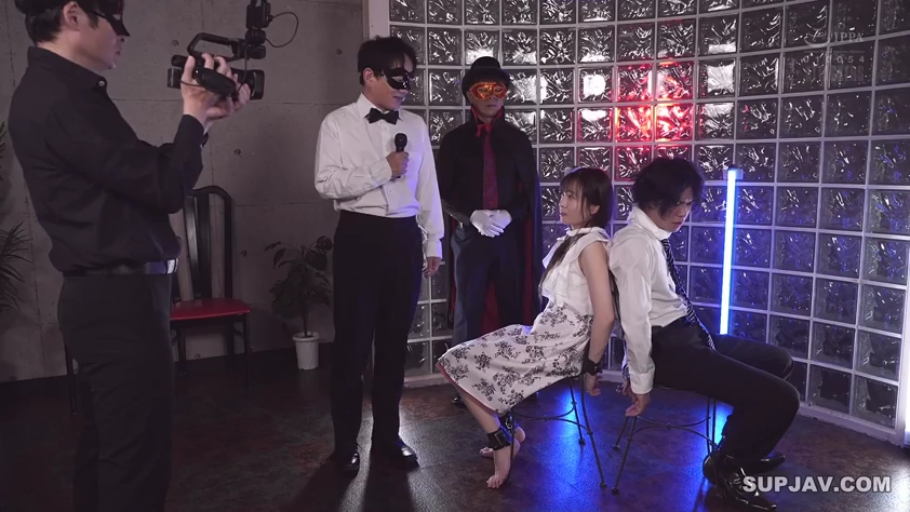室内 · 专注 · 口交 · 跪姿 · 阴茎 · 便装 · 头部