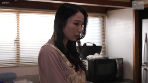 沉思 · 忧郁 · 站立 · 中文字幕 · 厨房 · 侧脸特写 · 冰箱 · 碎花围裙