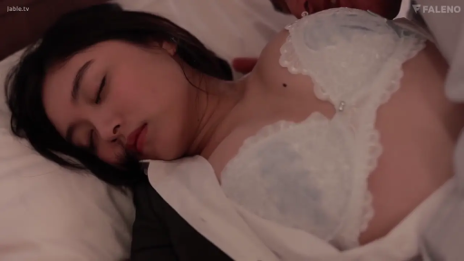 脸部特写 · 仰卧 · 床上 · 诱惑 · 被褥 · 白色文胸 · 熟睡 · 安详